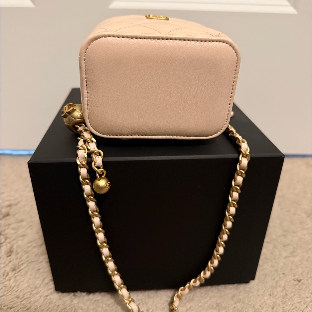 Chanel Small Vanity with Gold Chain - Picture 4 of 7